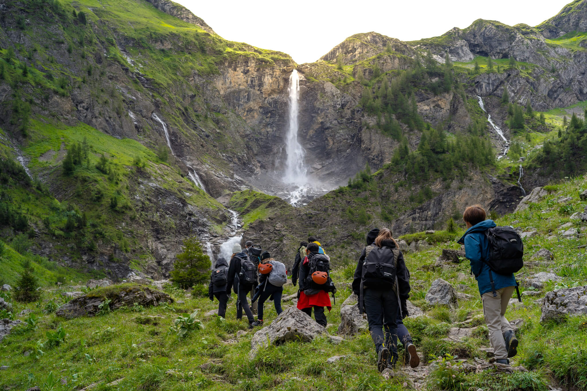 Students hiking in the Gstaad Valley